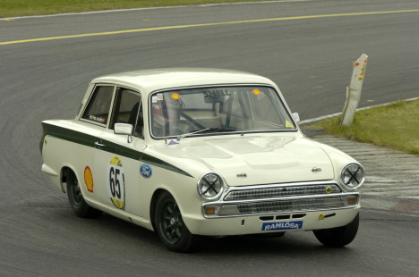 Startnummer 65 på siden af den flødefarvede Lotus Cortina er blevet HKH Prins Joachim monogram indenfor racerverdenen